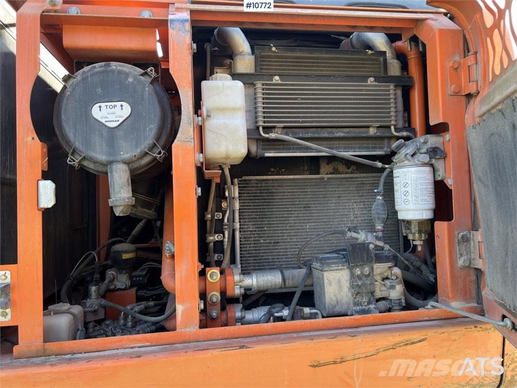 Doosan DX 140 LC with grading bucket Rupsgraafmachines