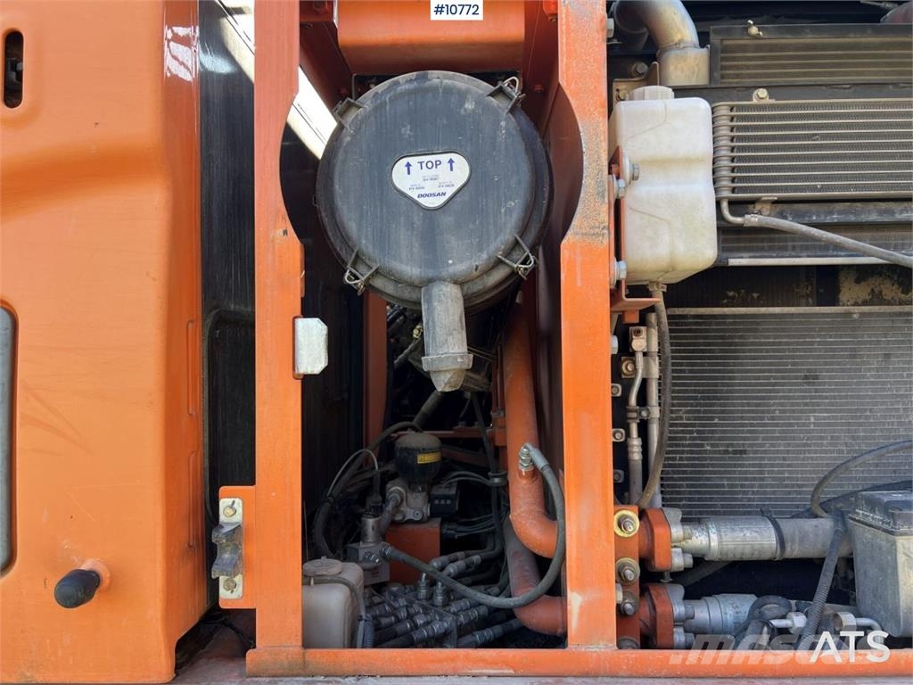 Doosan DX 140 LC with grading bucket Rupsgraafmachines