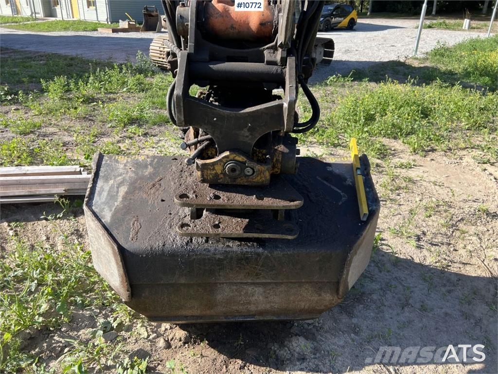 Doosan DX 140 LC with grading bucket Rupsgraafmachines