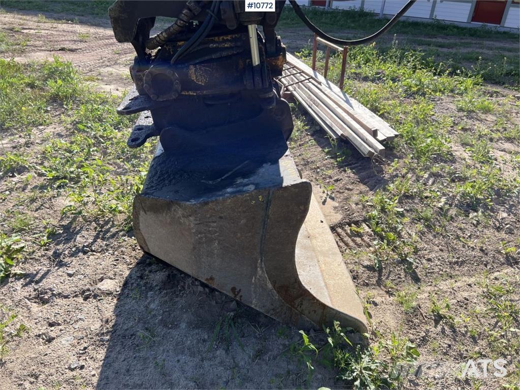 Doosan DX 140 LC with grading bucket Rupsgraafmachines