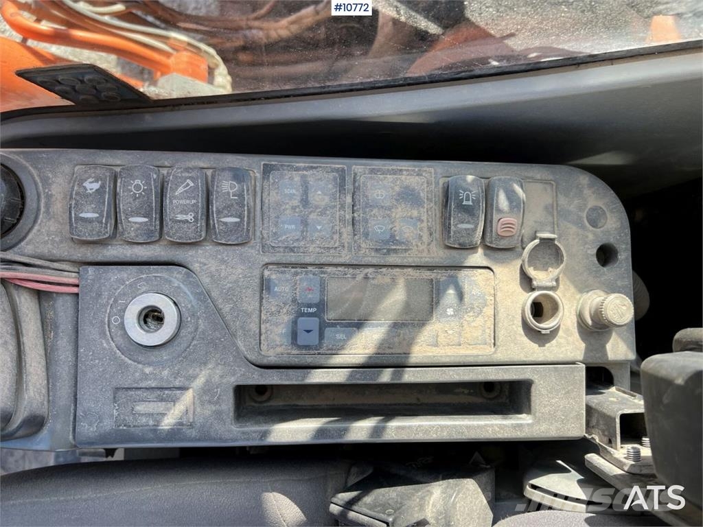Doosan DX 140 LC with grading bucket Rupsgraafmachines