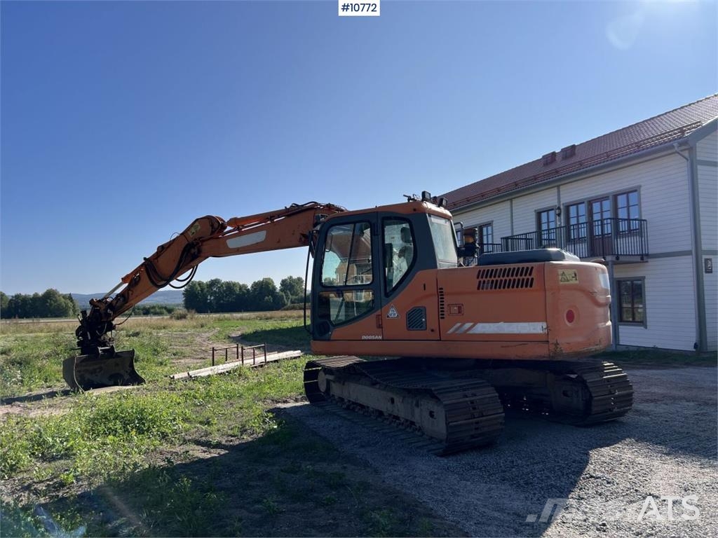 Doosan DX 140 LC with grading bucket Rupsgraafmachines