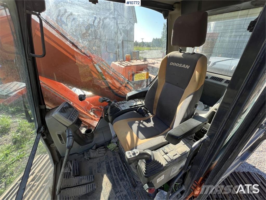 Doosan DX 140 LC with grading bucket Rupsgraafmachines