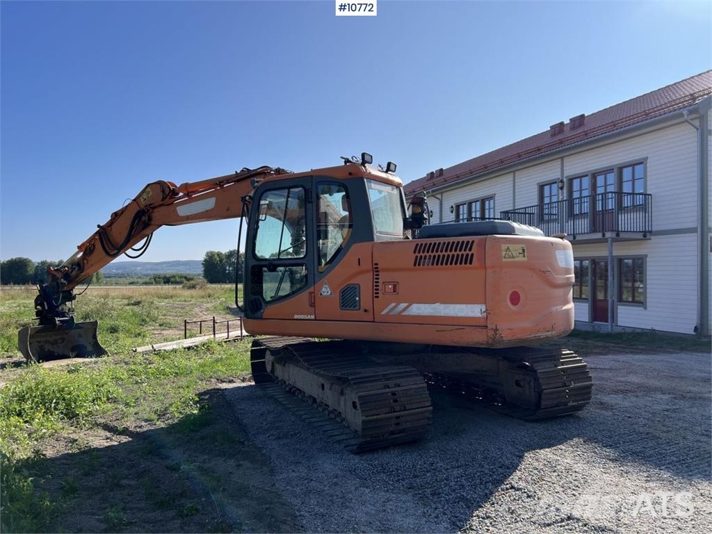 Doosan DX 140 LC with grading bucket Rupsgraafmachines