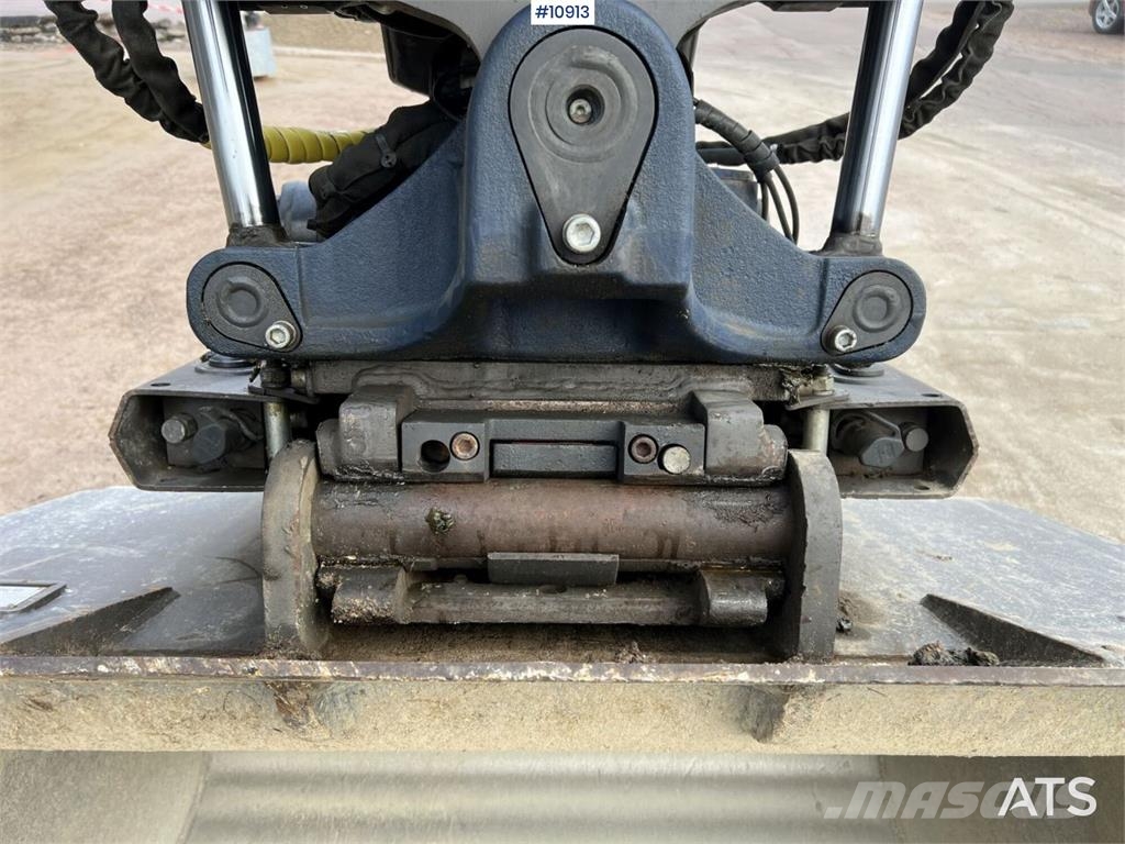 Hitachi ZX135US-7 Crawler Excavator with Attachments Bagri goseničarji