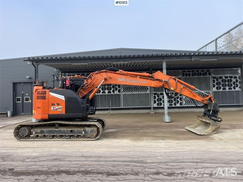 Hitachi ZX135US-7 Crawler Excavator with Attachments Bagri goseničarji