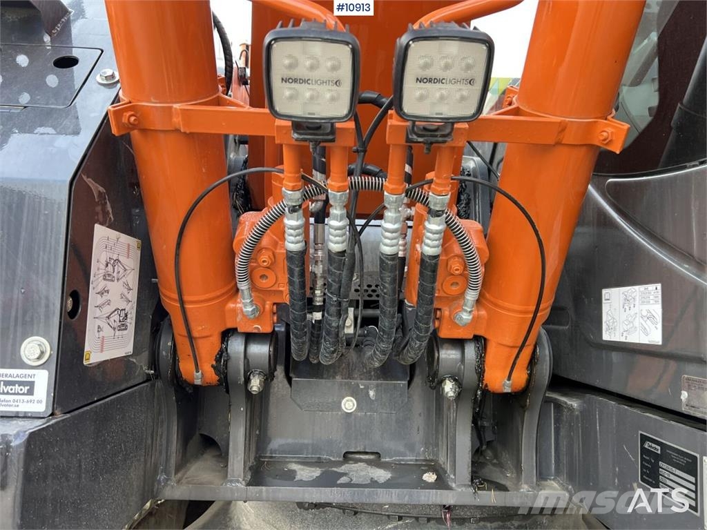Hitachi ZX135US-7 Crawler Excavator with Attachments Bagri goseničarji