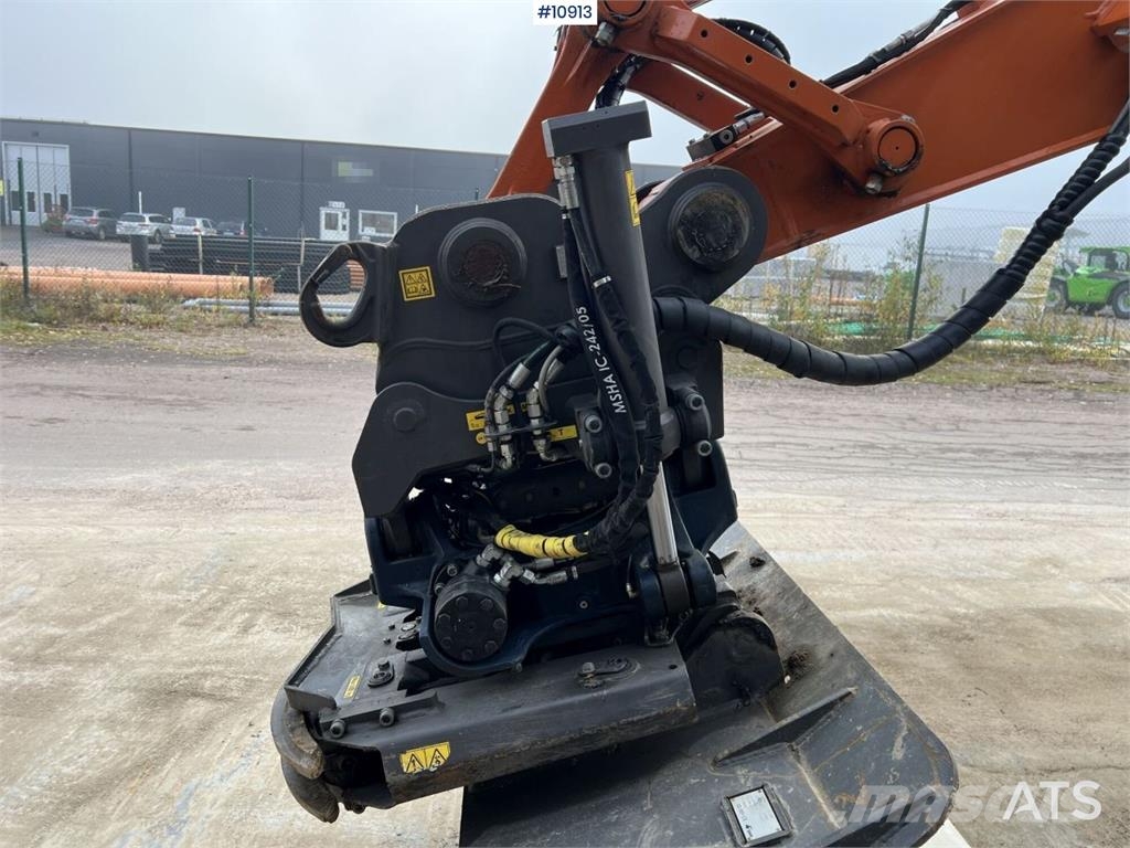 Hitachi ZX135US-7 Crawler Excavator with Attachments Bagri goseničarji