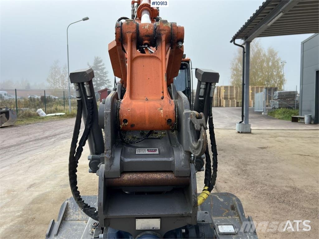 Hitachi ZX135US-7 Crawler Excavator with Attachments Bagri goseničarji