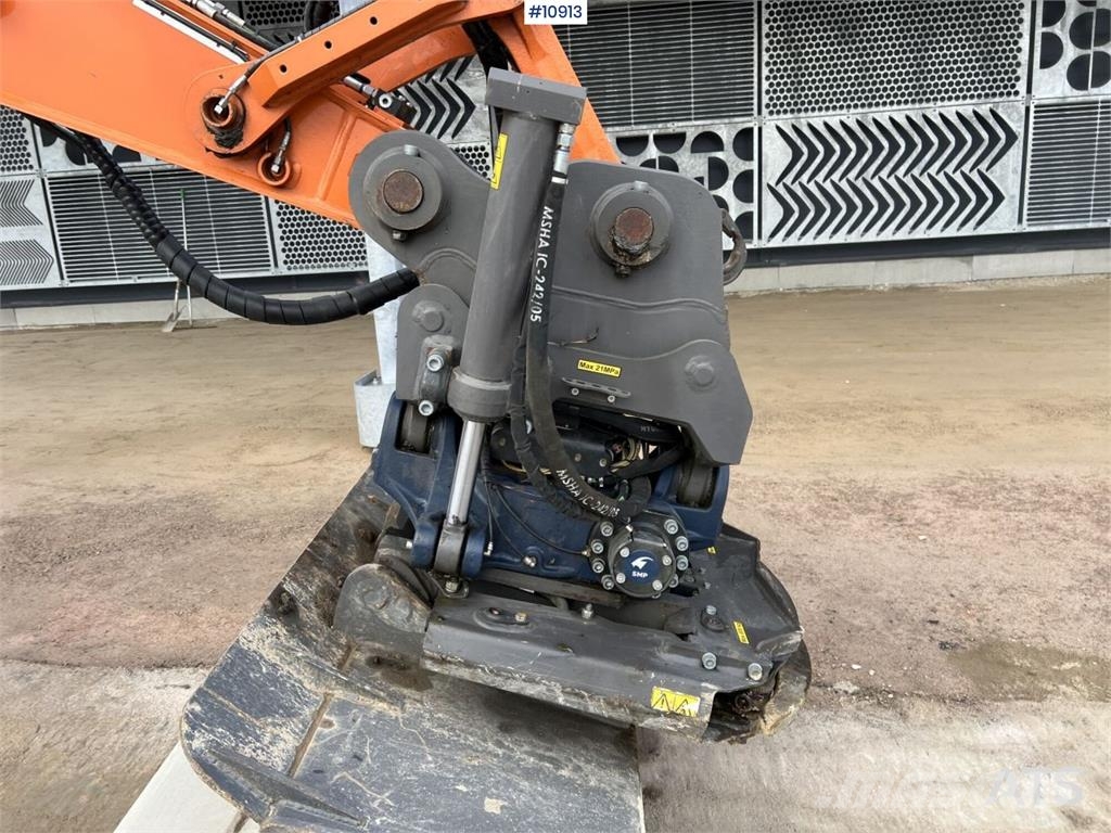 Hitachi ZX135US-7 Crawler Excavator with Attachments Bagri goseničarji