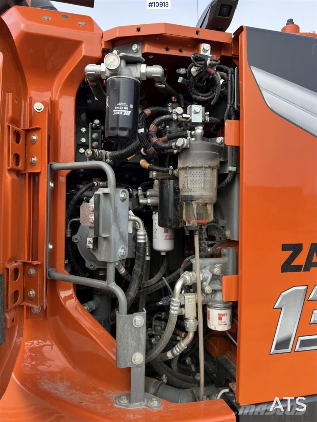 Hitachi ZX135US-7 Crawler Excavator with Attachments Bagri goseničarji