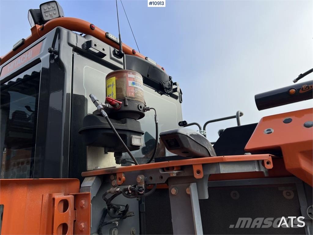 Hitachi ZX135US-7 Crawler Excavator with Attachments Bagri goseničarji