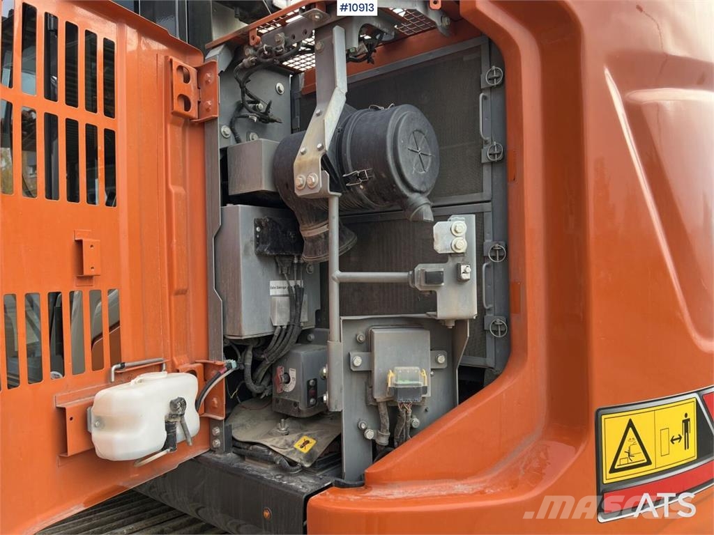 Hitachi ZX135US-7 Crawler Excavator with Attachments Bagri goseničarji