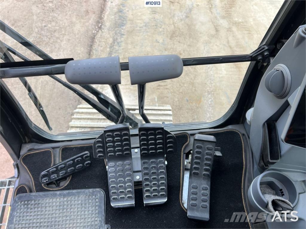 Hitachi ZX135US-7 Crawler Excavator with Attachments Bagri goseničarji