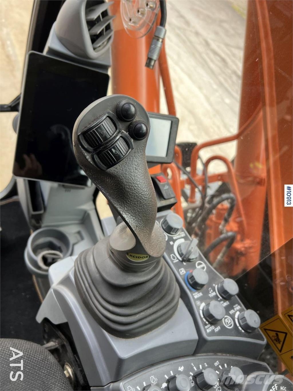 Hitachi ZX135US-7 Crawler Excavator with Attachments Bagri goseničarji