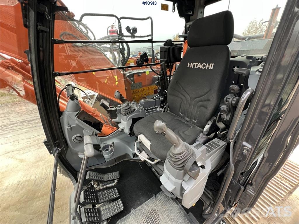 Hitachi ZX135US-7 Crawler Excavator with Attachments Bagri goseničarji