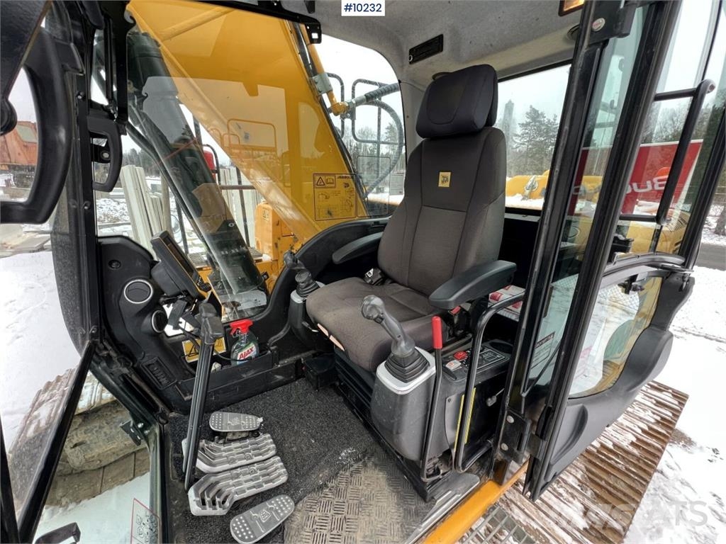 JCB JS 220 LC 履带挖掘机