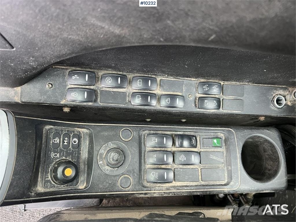 JCB JS 220 LC 履带挖掘机