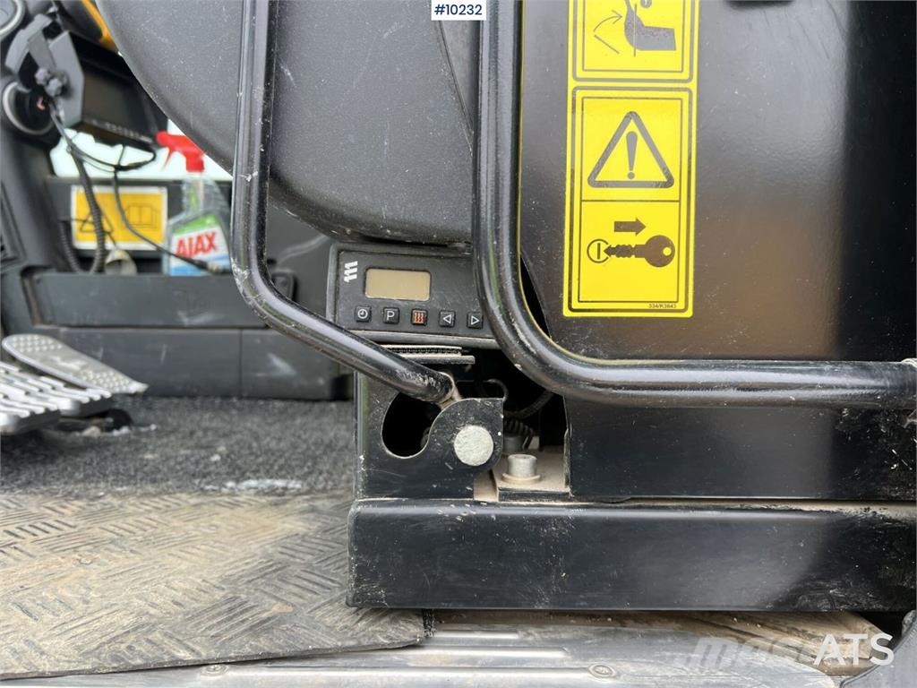 JCB JS 220 LC 履带挖掘机