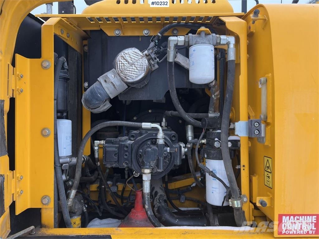 JCB JS 220 LC 履带挖掘机