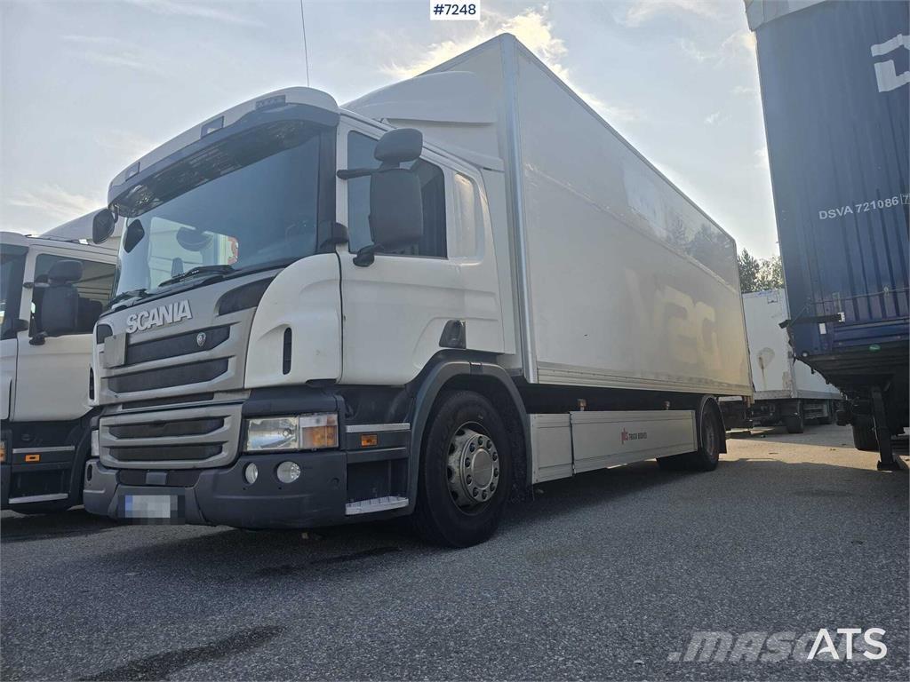 Scania P320 Box truck with tail lift Camiones con caja de remolque
