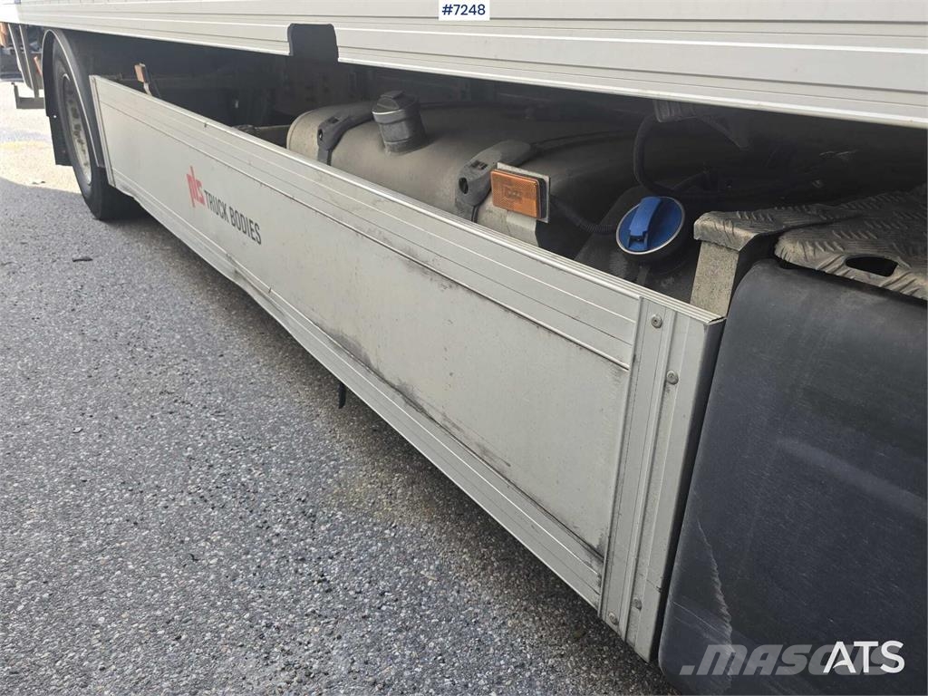 Scania P320 Box truck with tail lift Camiones con caja de remolque