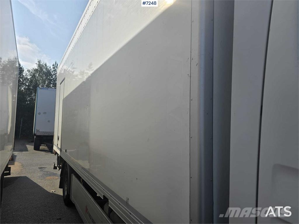 Scania P320 Box truck with tail lift Camiones con caja de remolque