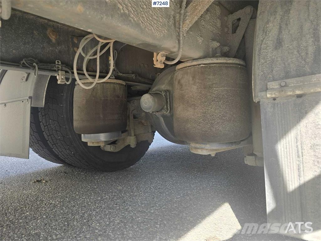 Scania P320 Box truck with tail lift Camiones con caja de remolque
