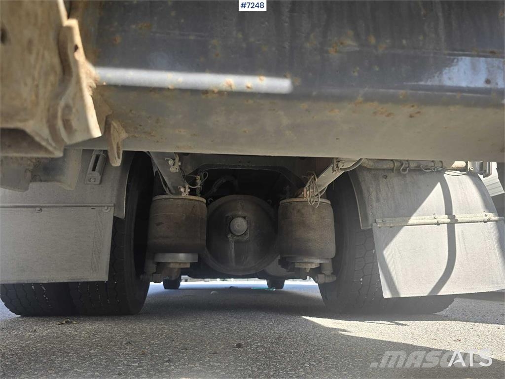 Scania P320 Box truck with tail lift Camiones con caja de remolque