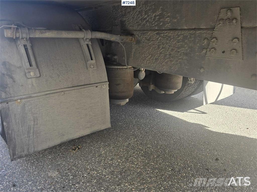 Scania P320 Box truck with tail lift Camiones con caja de remolque