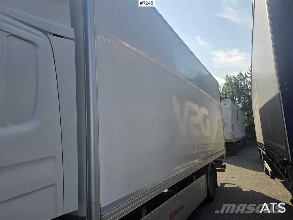 Scania P320 Box truck with tail lift Camiones con caja de remolque