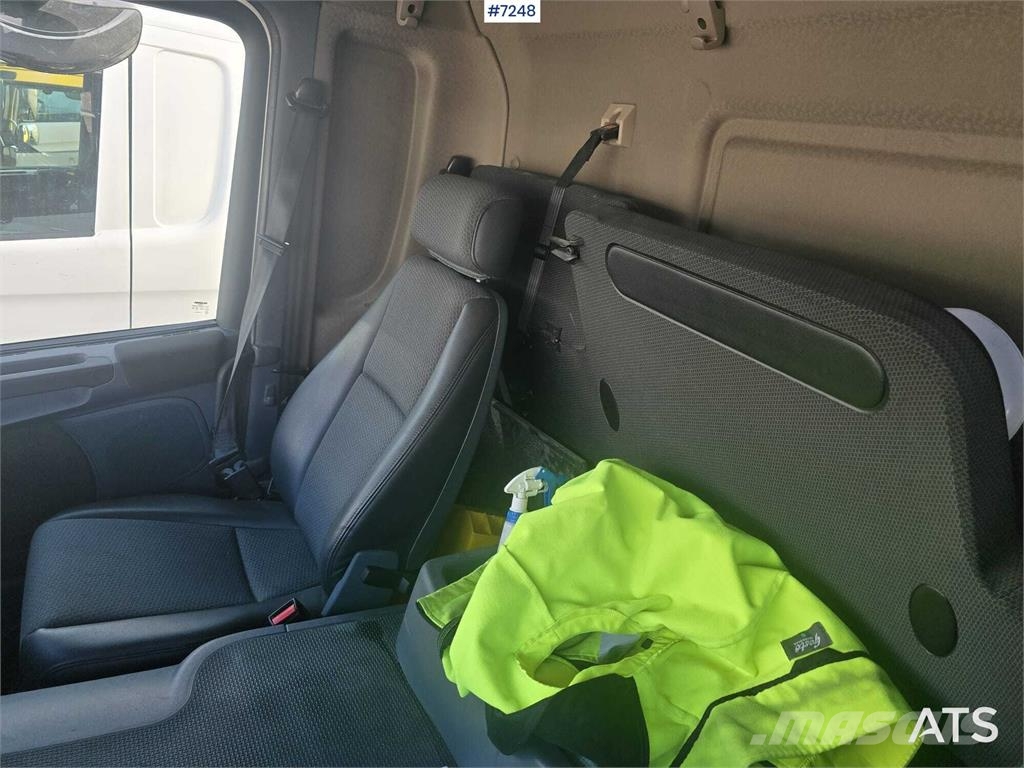 Scania P320 Box truck with tail lift Camiones con caja de remolque