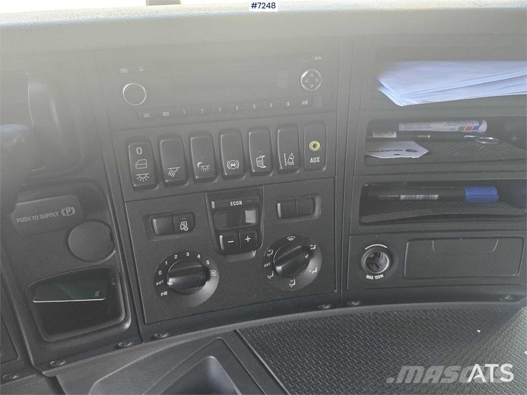Scania P320 Box truck with tail lift Camiones con caja de remolque