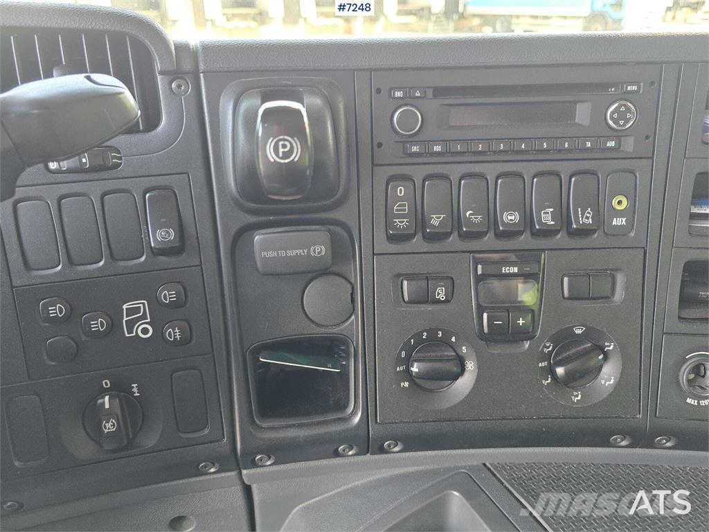 Scania P320 Box truck with tail lift Camiones con caja de remolque