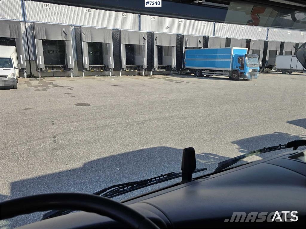 Scania P320 Box truck with tail lift Camiones con caja de remolque