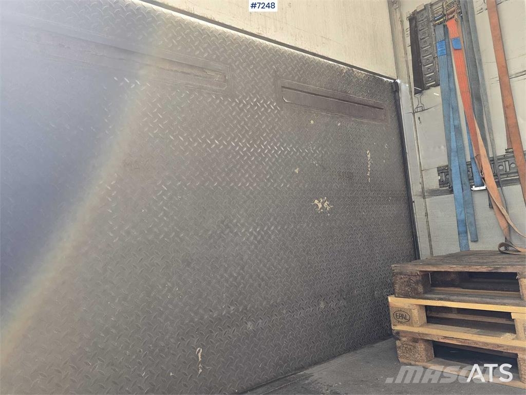 Scania P320 Box truck with tail lift Camiones con caja de remolque
