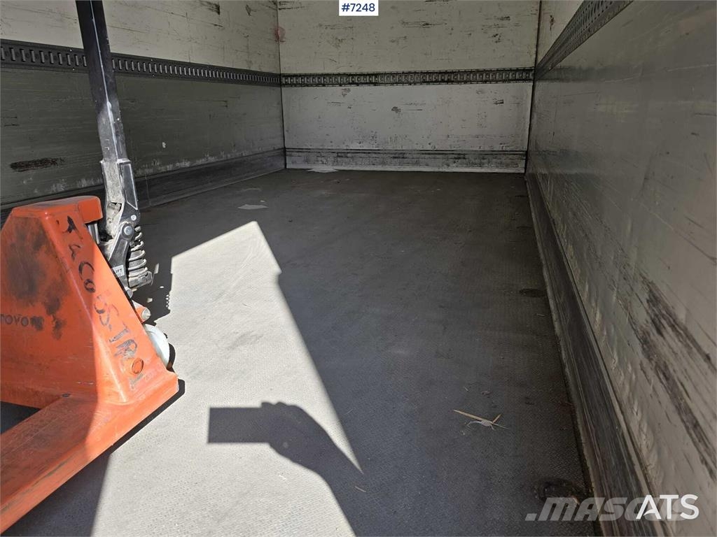Scania P320 Box truck with tail lift Camiones con caja de remolque