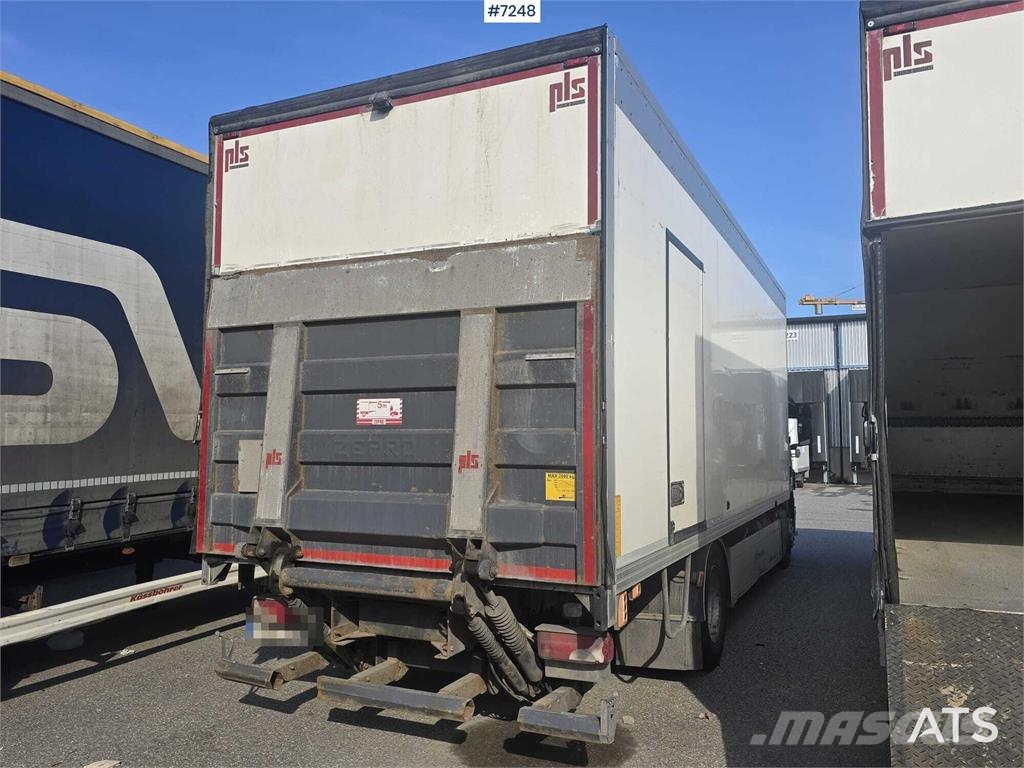 Scania P320 Box truck with tail lift Camiones con caja de remolque