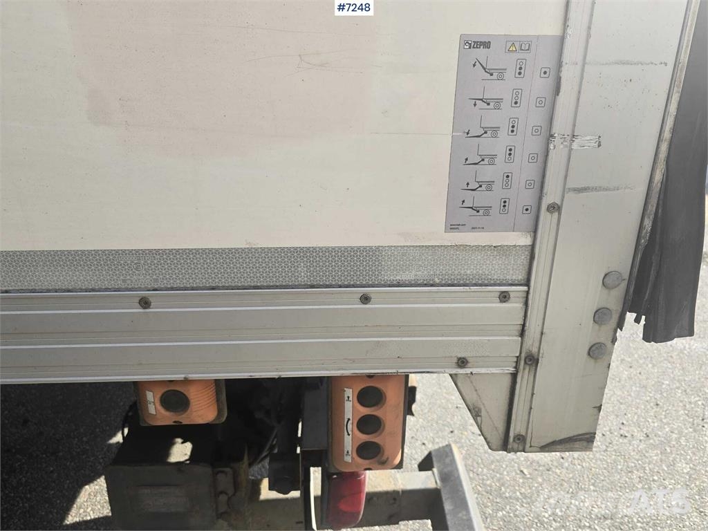 Scania P320 Box truck with tail lift Camiones con caja de remolque