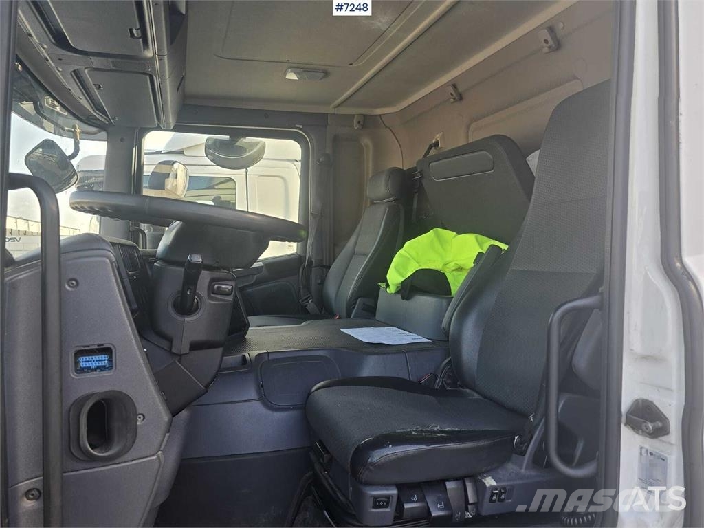 Scania P320 Box truck with tail lift Camiones con caja de remolque