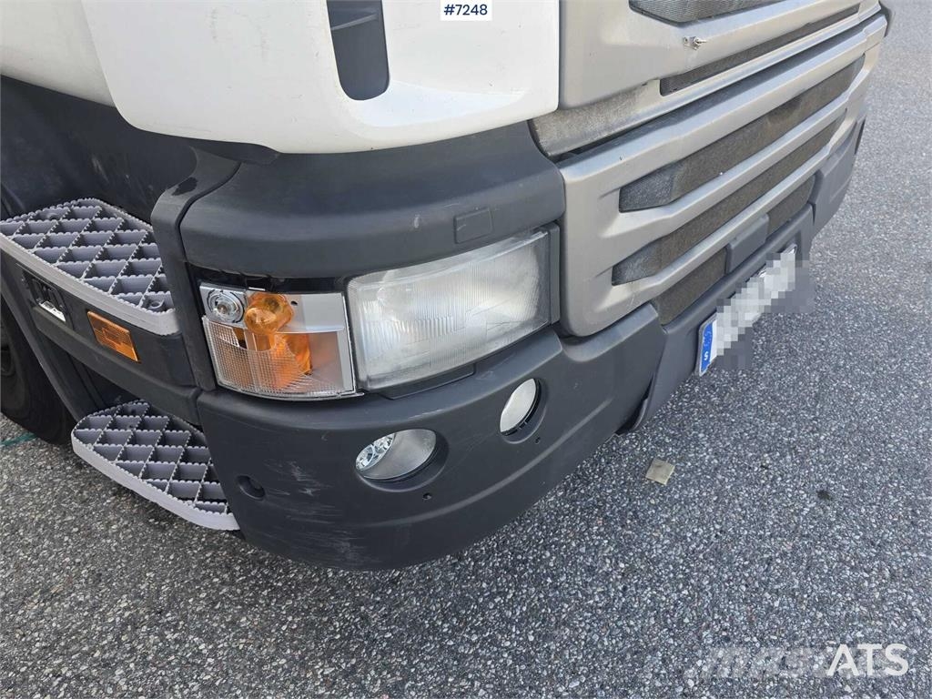 Scania P320 Box truck with tail lift Camiones con caja de remolque