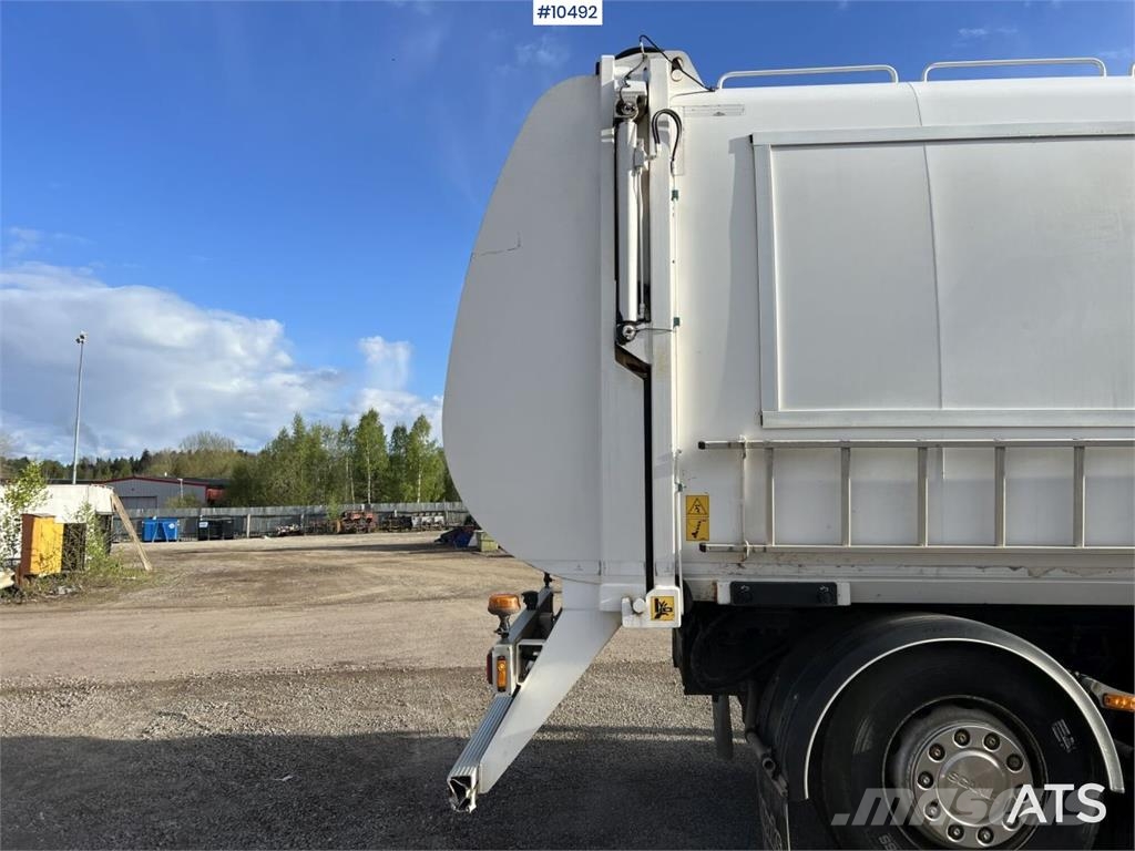 Scania P320 Garbage Truck with Side Loader (VIDEO) Camiones de basura