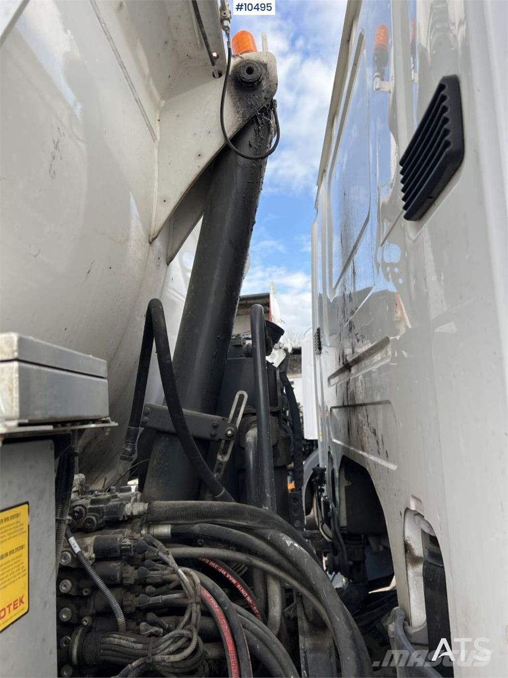 Scania P320 Garbage Truck with Side Loader Camiones de basura