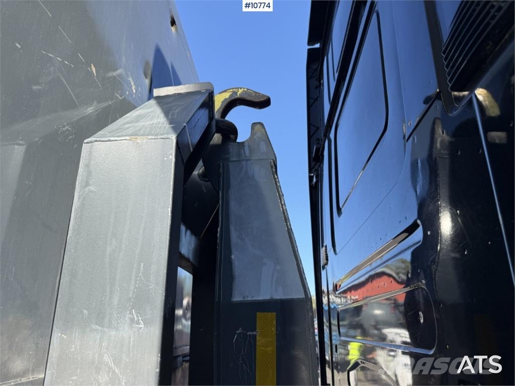Scania R560 6x2 Truck with Disab Dry-Suction Flatbed Paine-/imuautot