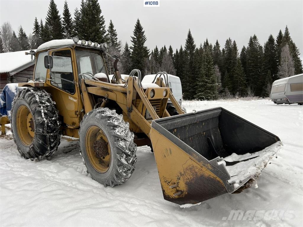 Valmet 702-4 Tractor with bucket Traktorer