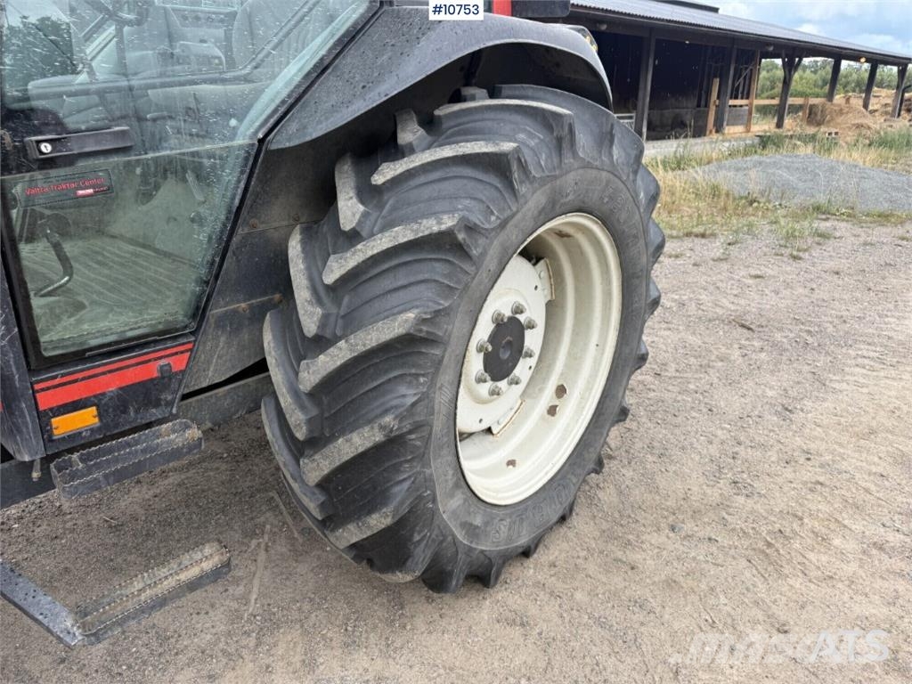 Valtra 900-4 Tractor with Front Loader الجرارات