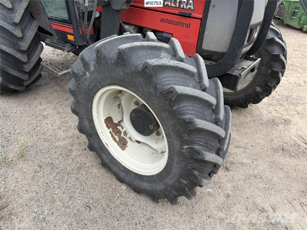 Valtra 900-4 Tractor with Front Loader الجرارات