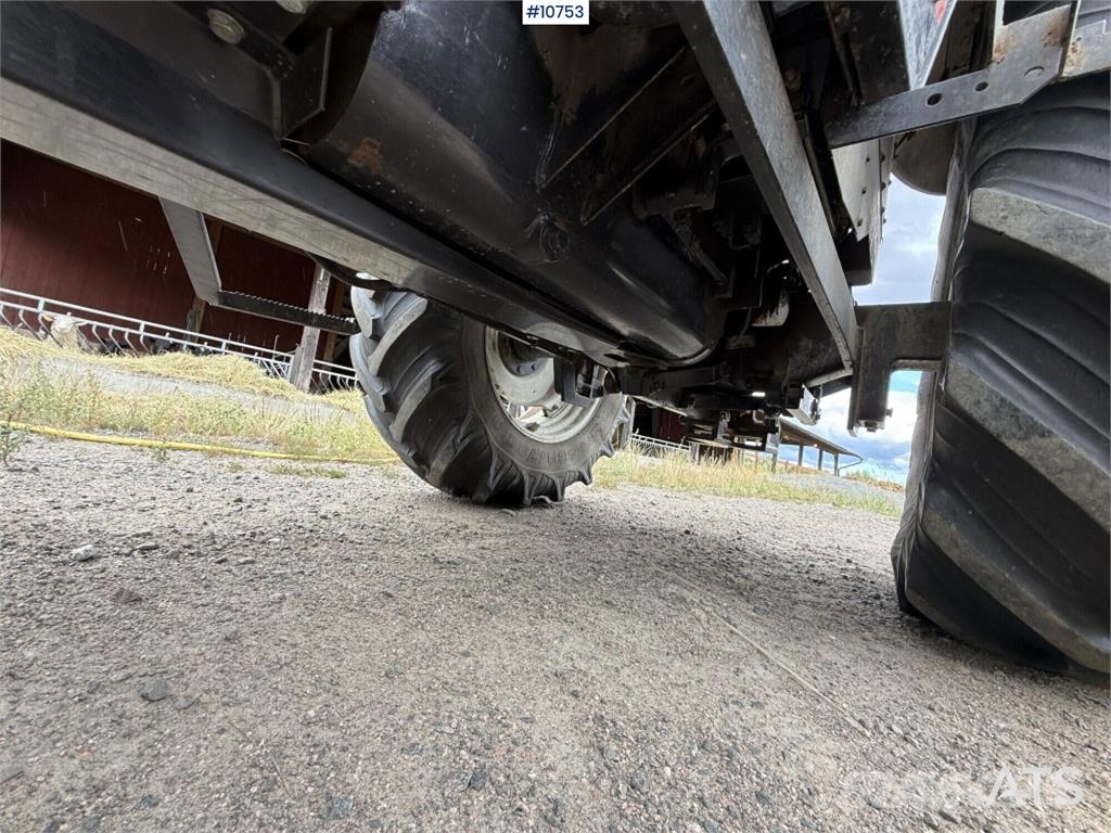 Valtra 900-4 Tractor with Front Loader الجرارات