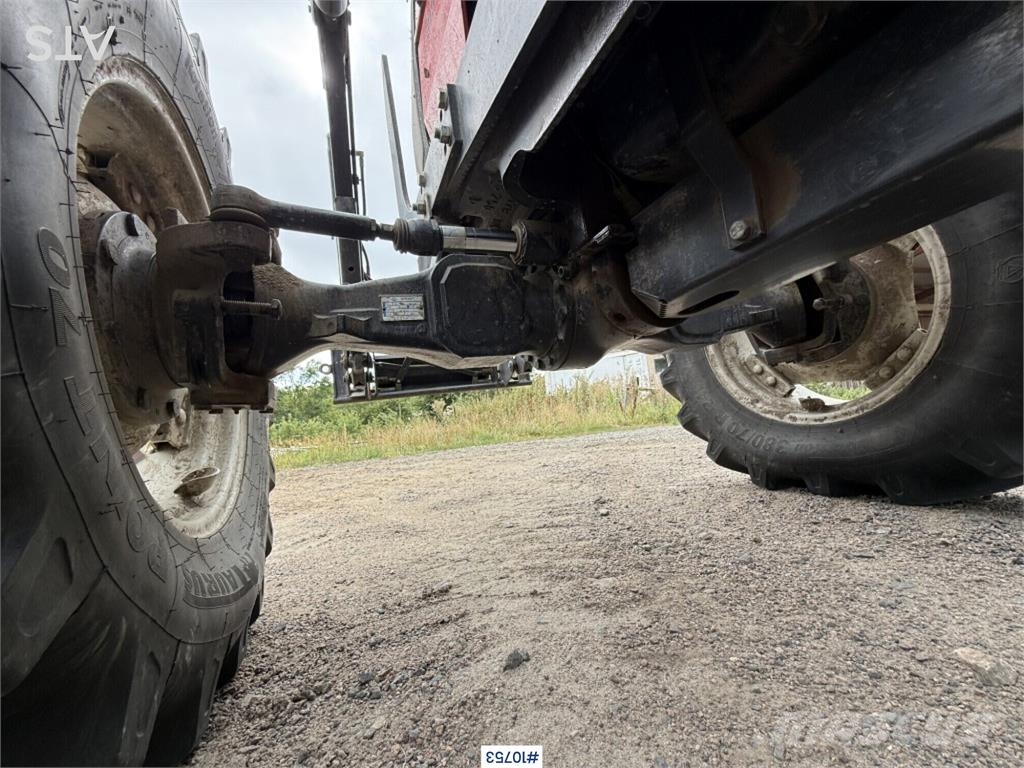 Valtra 900-4 Tractor with Front Loader الجرارات