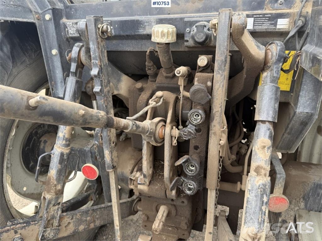 Valtra 900-4 Tractor with Front Loader الجرارات